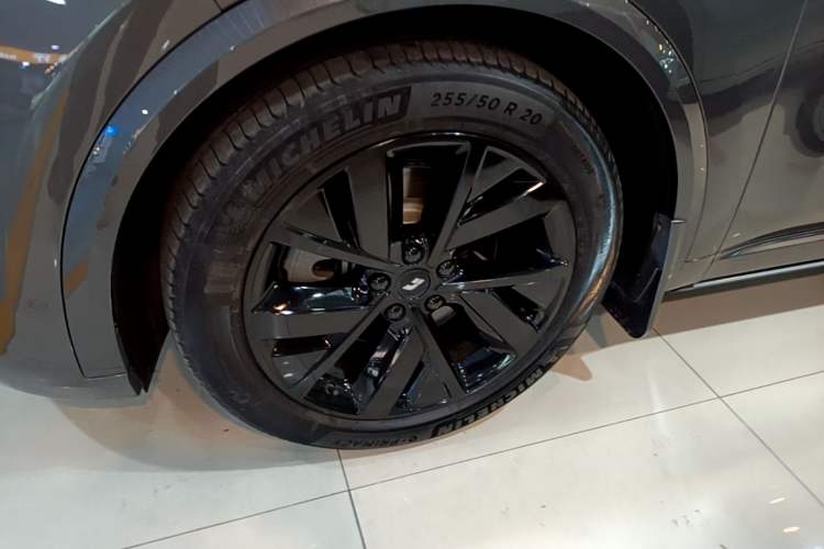 Used Li Auto L8 2023 Pro Model Exterior 4