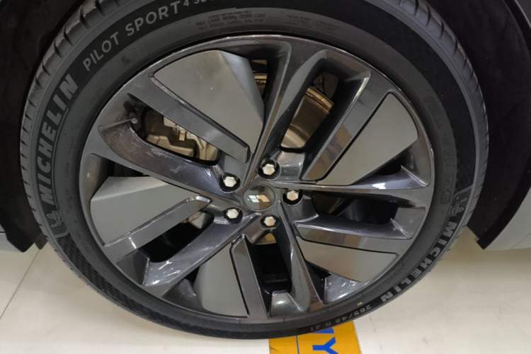 Used Li Auto L8 2023 Pro Model Left Front Wheel Hub