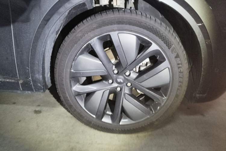 Used Li Auto L8 2023 Pro Model Right Front Wheel Hub