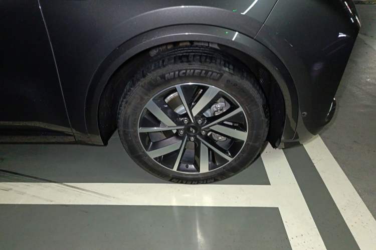 Used Li Auto L8 2023 Pro Model Right Front Wheel Hub