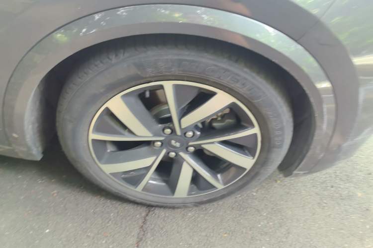 Used Li Auto L8 2023 Pro Model Right Front Wheel Hub