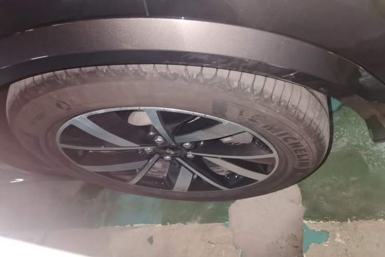 Used Li Auto L8 2023 Pro Model Right Front Wheel Hub