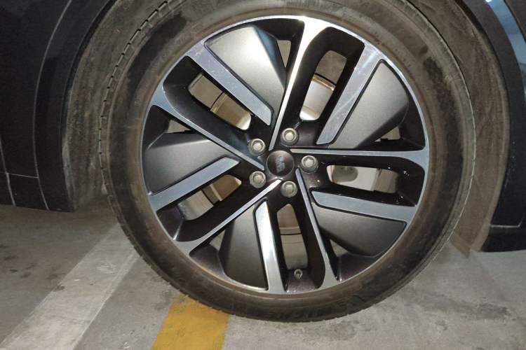 Used Li Auto L8 2023 Pro Model Right Front Wheel Hub