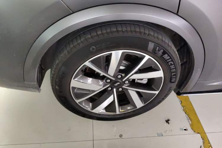 Used Li Auto L8 2023 Pro Model Right Rear Wheel Hub