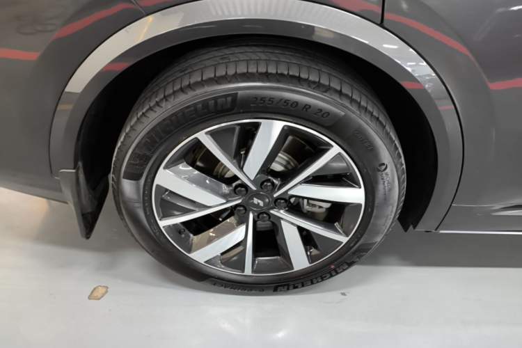Used Li Auto L8 2023 Max model Right Rear Wheel Hub