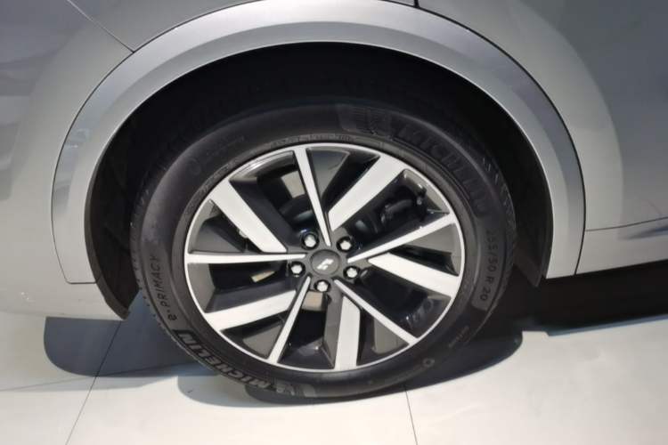Used Li Auto L8 2023 Pro Model Right Rear Wheel Hub