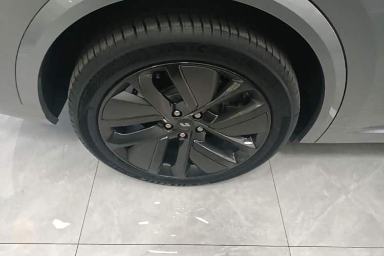 Used Li Auto L8 2023 Max model Right Rear Wheel Hub