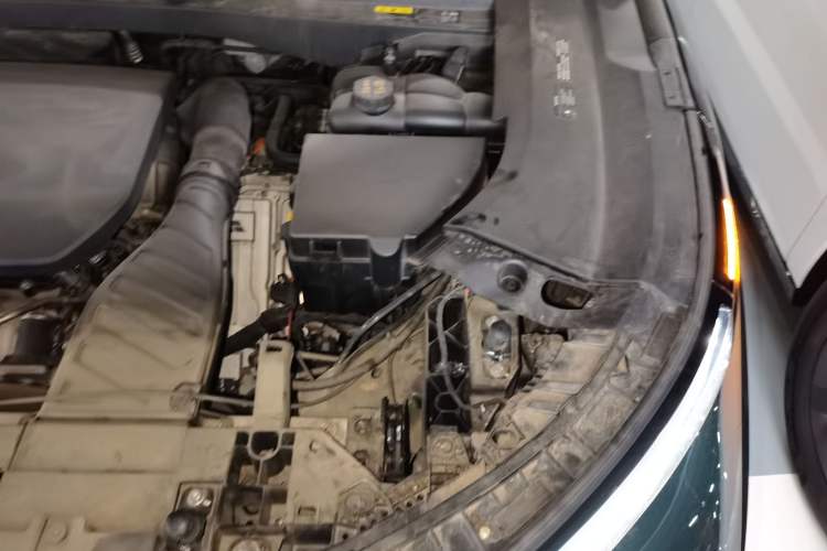 Used Li Auto L8 2023 Pro Model Engine Bay Left