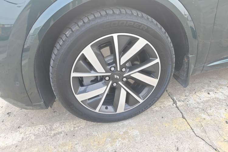 Used Li Auto L8 2023 Pro Model Exterior 4