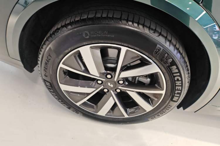 Used Li Auto L8 2023 Max model Right Rear Wheel Hub