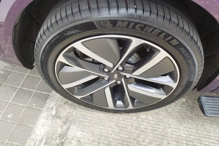 Used Li Auto L8 2023 Max model Right Rear Wheel Hub