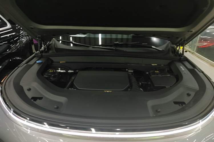 Used Li Auto L8 2023 Pro Model Engine Bay