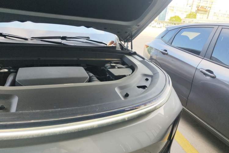 Used Li Auto L8 2023 Pro Model Engine Bay Left