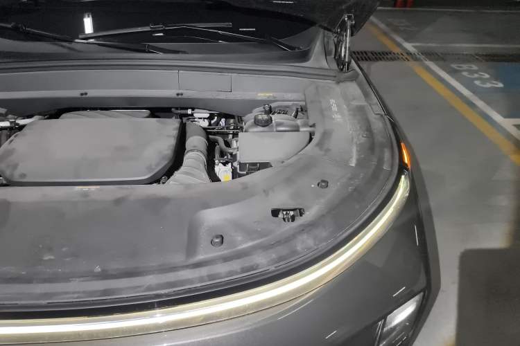 Used Li Auto L8 2023 Pro Model Engine Bay Left
