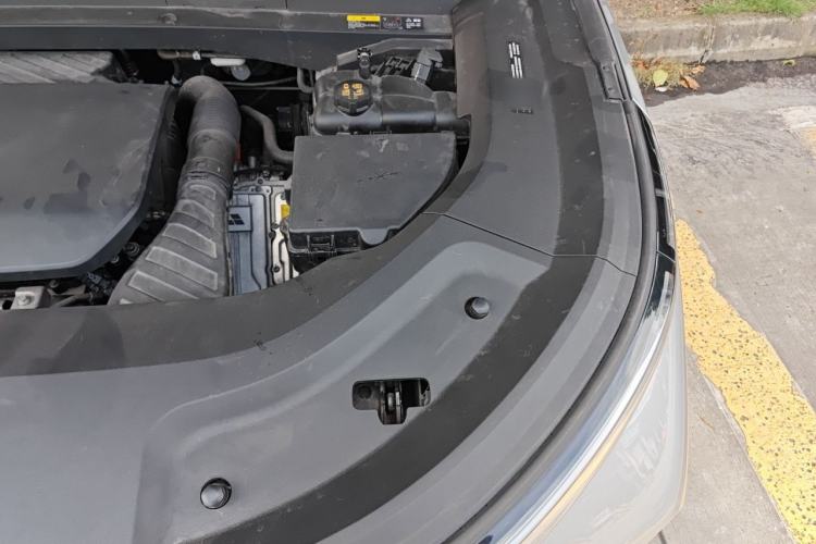 Used Li Auto L8 2023 Pro Model Engine Bay Left