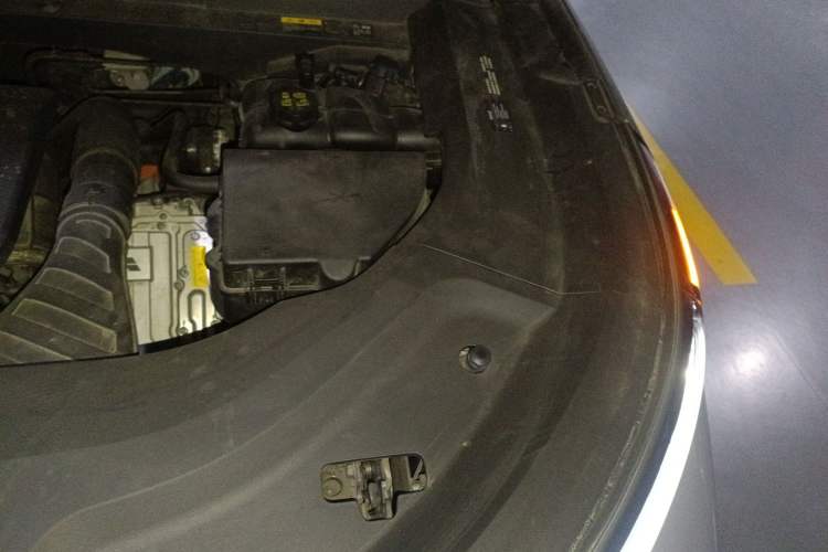 Used Li Auto L8 2023 Pro Model Engine Bay Left