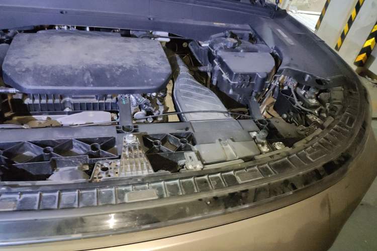 Used Li Auto L8 2023 Pro Model Engine Bay Left