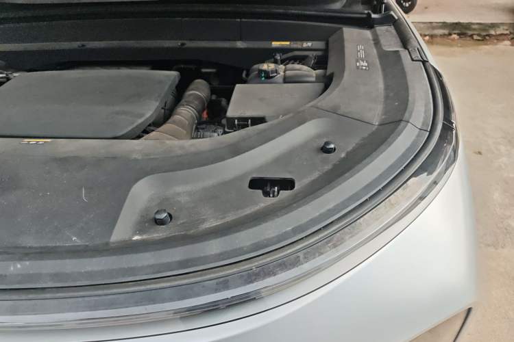 Used Li Auto L8 2023 Pro Model Engine Bay Left