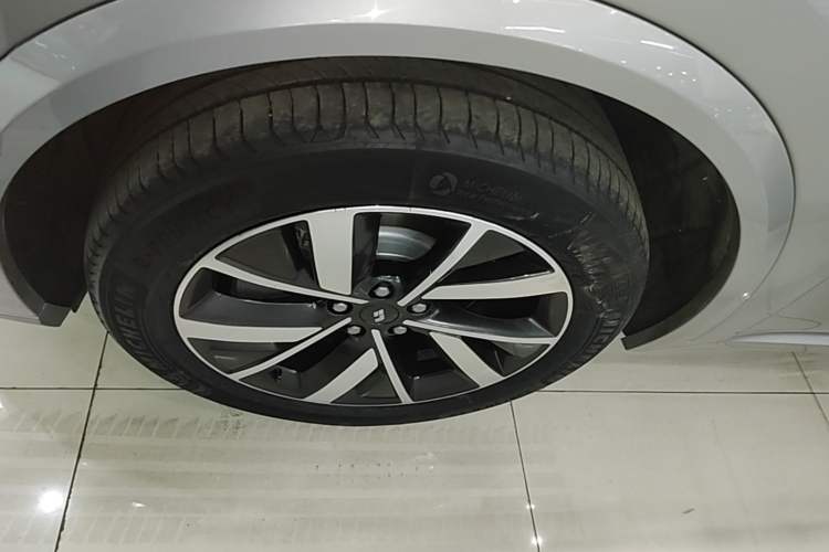 Used Li Auto L8 2023 Pro Model Exterior 4