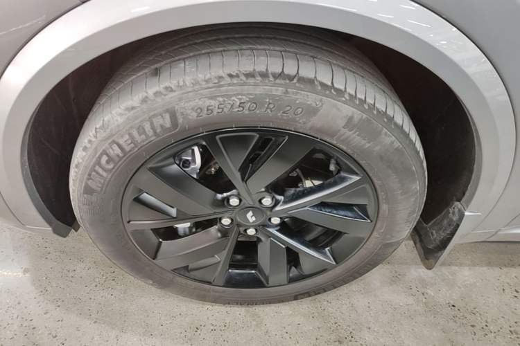Used Li Auto L8 2023 Pro Model Exterior 4