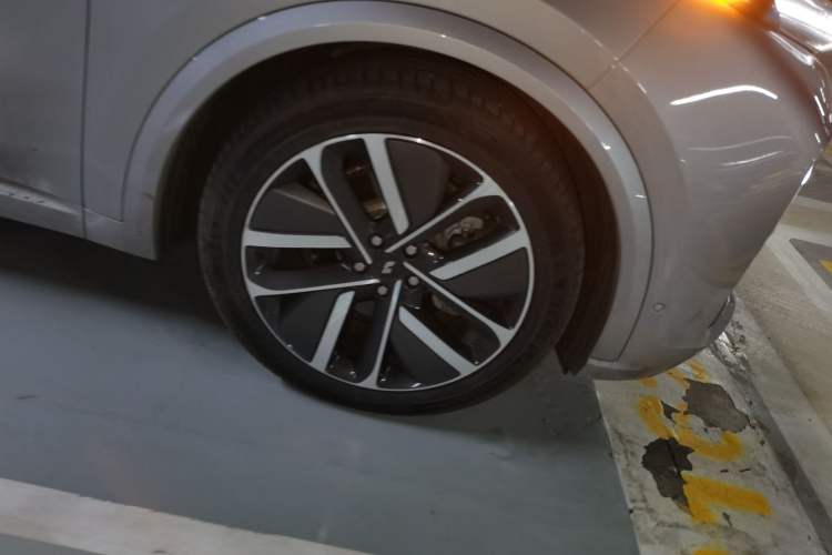 Used Li Auto L8 2023 Pro Model Right Front Wheel Hub