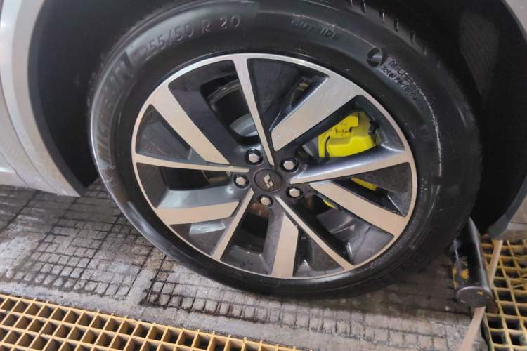 Used Li Auto L8 2023 Pro Model Right Front Wheel Hub