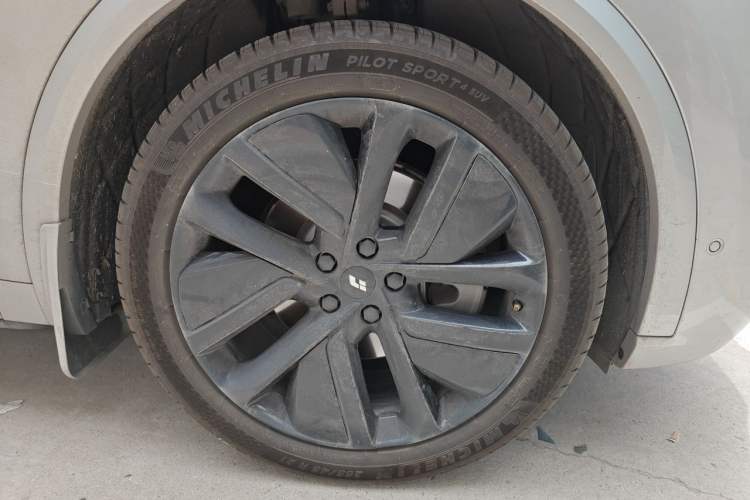 Used Li Auto L8 2023 Pro Model Right Front Wheel Hub