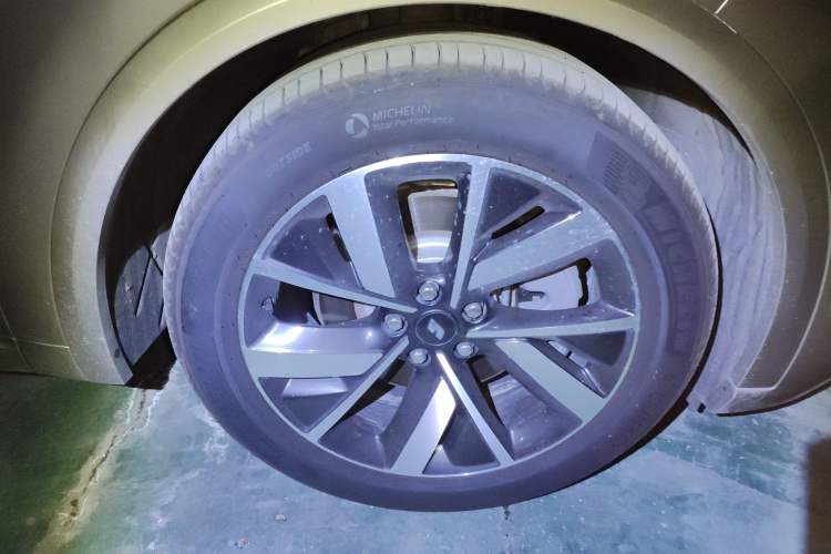 Used Li Auto L8 2023 Pro Model Right Front Wheel Hub
