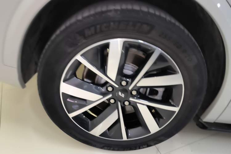 Used Li Auto L8 2023 Pro Model Right Rear Wheel Hub