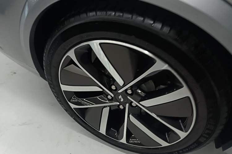 Used Li Auto L8 2023 Pro Model Right Rear Wheel Hub