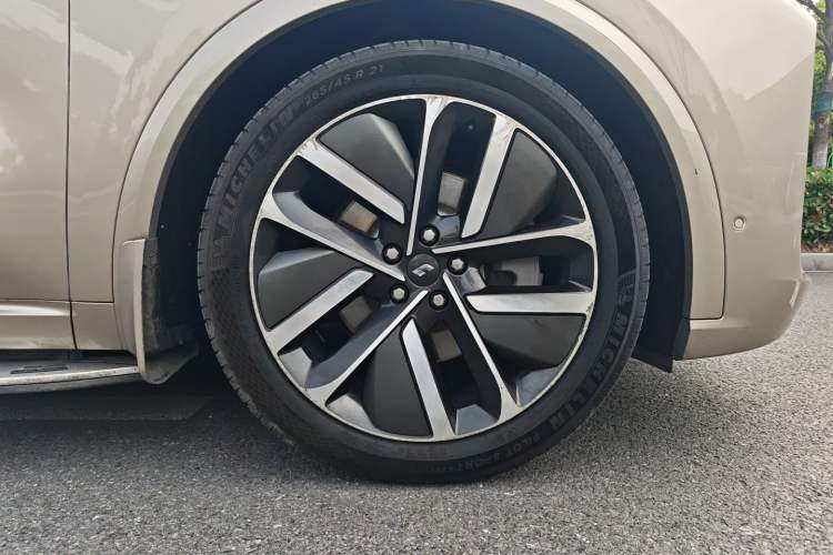 Used Li Auto L8 2023 Pro Model Exterior 4