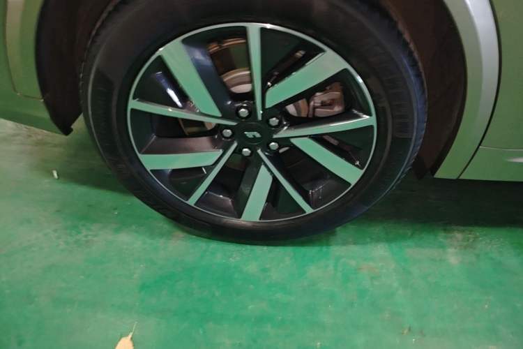Used Li Auto L8 2023 Max model Right Rear Wheel Hub