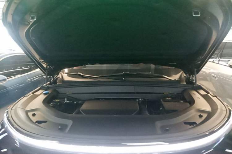 Used Li Auto L8 2024 Pro Model Engine Bay