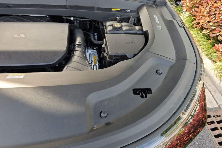 Used Li Auto L8 2024 Pro Model Engine Bay Left