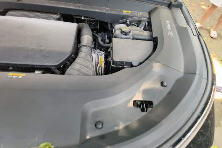 Used Li Auto L8 2024 Pro Model Engine Bay Left