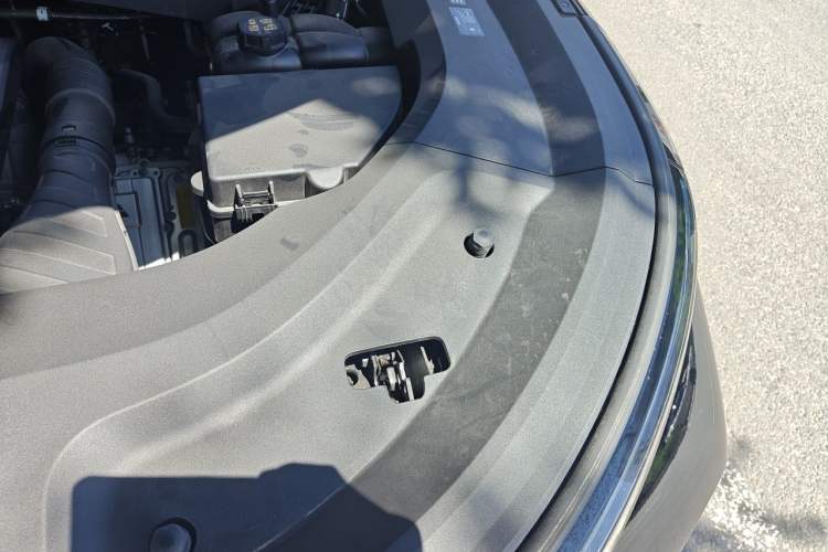 Used Li Auto L8 2024 Pro Model Engine Bay Left