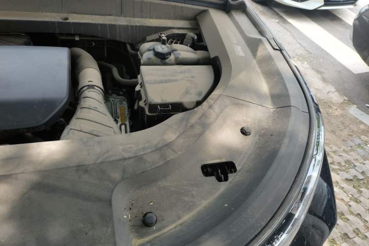 Used Li Auto L8 2024 Pro Model Engine Bay Left