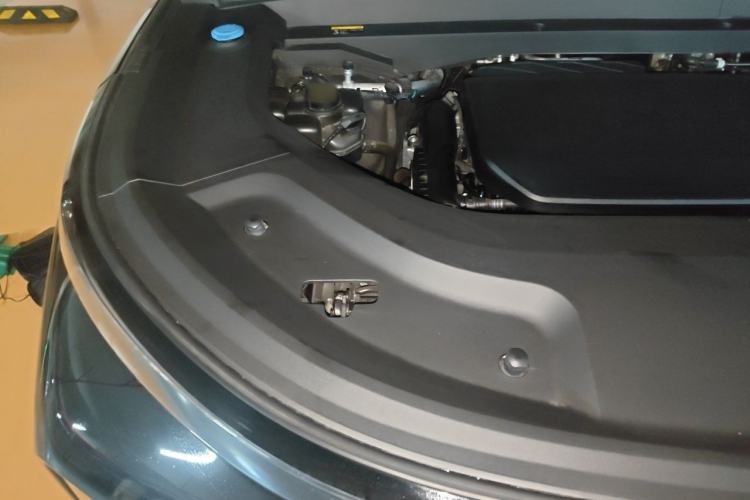 Used Li Auto L8 2024 Pro Model Engine Bay Right