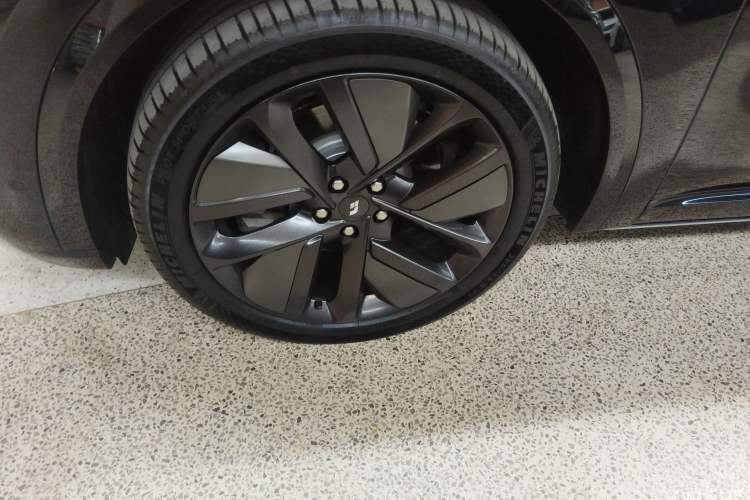Used Li Auto L8 2024 Pro Model Exterior 4