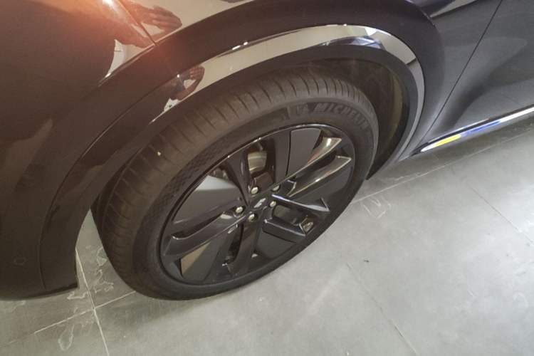 Used Li Auto L8 2024 Ultra Model Exterior 4