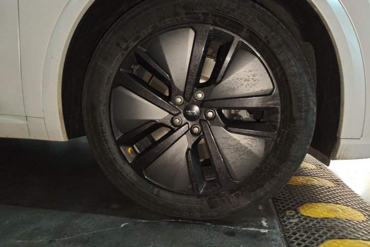 Used Li Auto L8 2024 Pro Model Right Front Wheel Hub