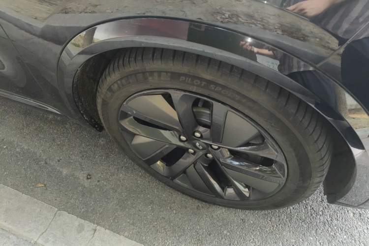 Used Li Auto L8 2024 Ultra Model Right Front Wheel Hub