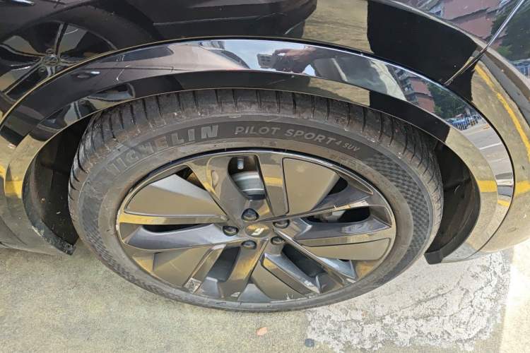 Used Li Auto L8 2024 Pro Model Right Front Wheel Hub