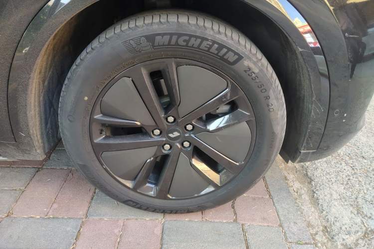 Used Li Auto L8 2024 Pro Model Right Front Wheel Hub