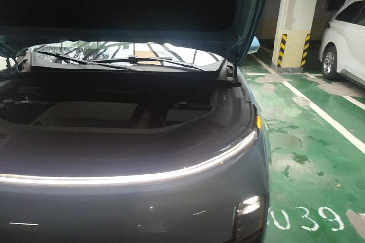 Used Li Auto L8 2024 Ultra Model Engine Bay Left