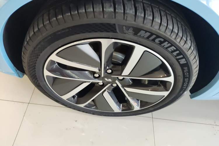 Used Li Auto L8 2024 Ultra Model Left Front Wheel Hub