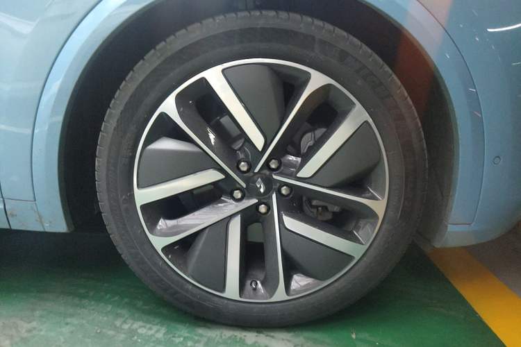 Used Li Auto L8 2024 Ultra Model Right Front Wheel Hub