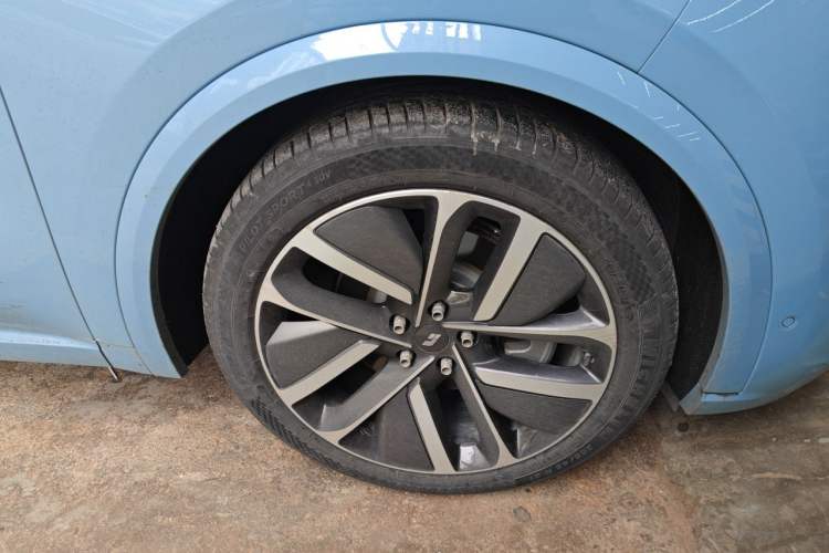 Used Li Auto L8 2024 Ultra Model Right Front Wheel Hub