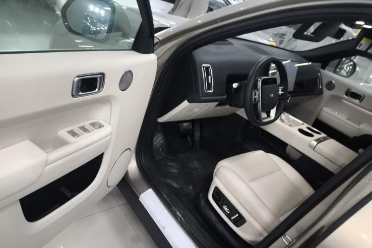 Used Li Auto L8 2024 Pro Model Interior 3
