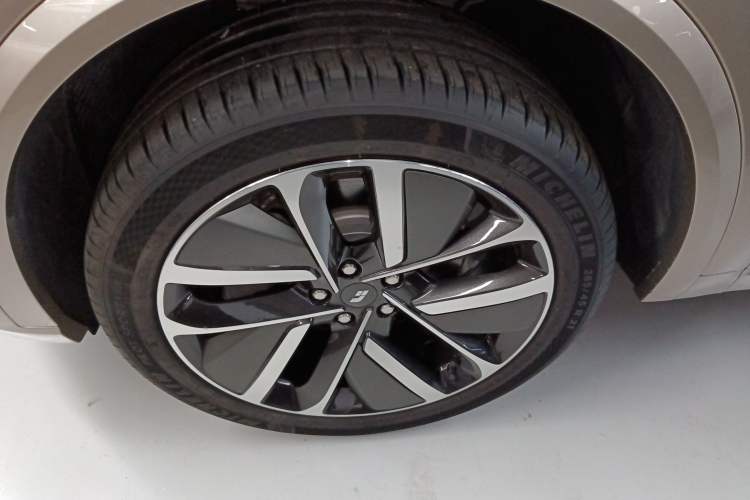 Used Li Auto L8 2024 Ultra Model Left Front Wheel Hub